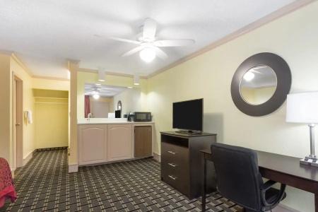Days Inn by Wyndham Savannah Airport - 24