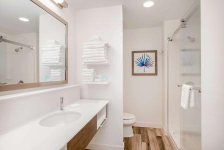 Hampton Inn & Suites Beach-Beachfront - 35