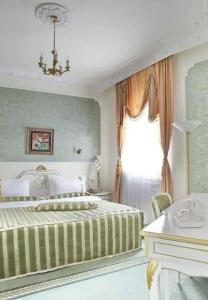 Queen's Astoria Design - 20