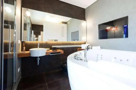 b&b Too Cute 2b Str8 - 143