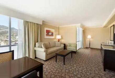 Embassy Suites Los Angeles - 37