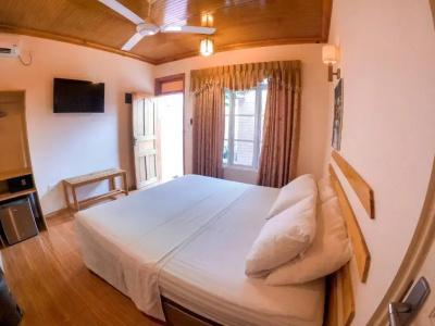 New Breeze Thoddoo Inn - 2