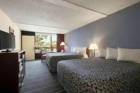 Days Inn by Wyndham/Central - 12