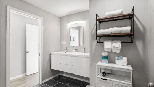 Riverwalk Plaza - 129