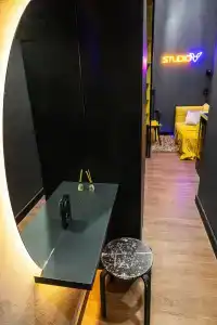 Studio V - 87