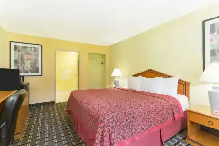 Days Inn by Wyndham Savannah Airport - 9
