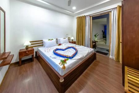 Dhiffushi White Sand Beach - 4