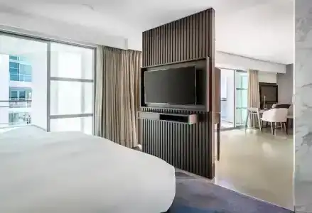 Hilton - 53