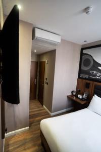 London Court - 49