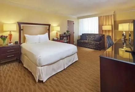 Hilton North Hills - 26