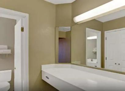 Days Inn by Wyndham Tucson City Center - 32