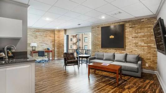 Riverwalk Plaza - 137