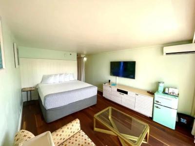 LaCroix Waikiki - 13