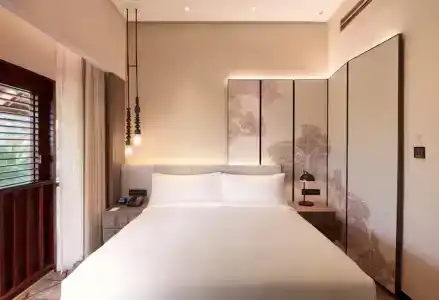 DoubleTree by Hilton Lakeside - 58