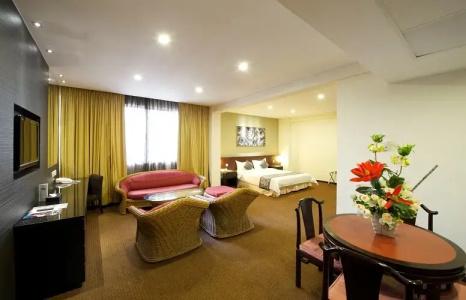 Royal (SG Clean, Staycation Approved) - 60