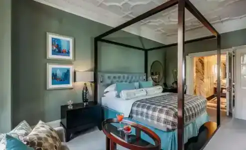 11 Cadogan Gardens & - 68