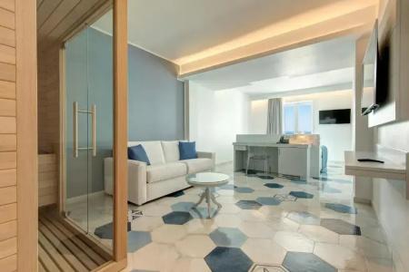 Lloyd's Baia - 73