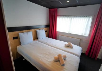 Botel - 77