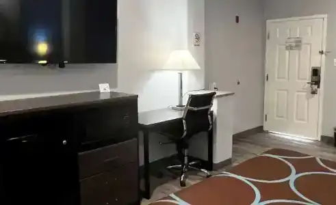 Super 8 by Wyndham Houston North I-45 - 78