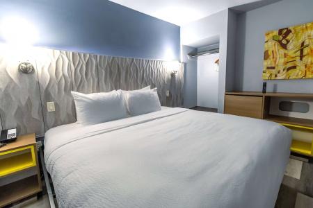 Days Inn & Suites by Wyndham - 18