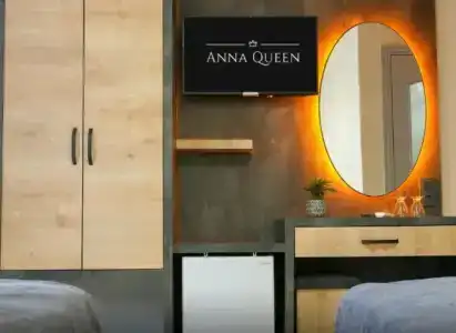 Anna Queen - 18