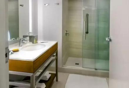 DoubleTree by Hilton New York - 35