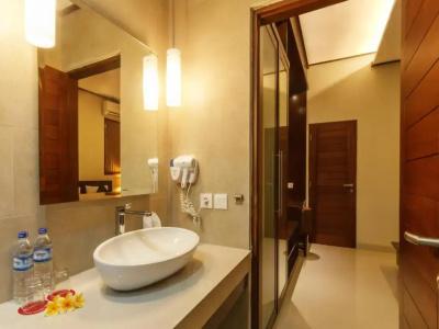 Yulia Beach Inn Kuta - 87