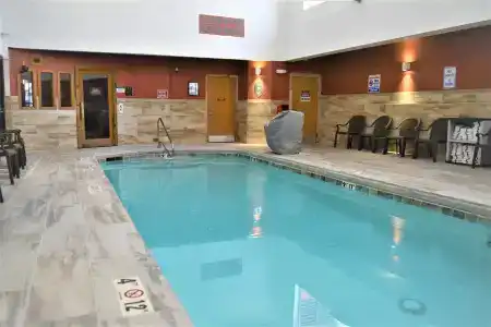 Comfort Inn & Suites - 16