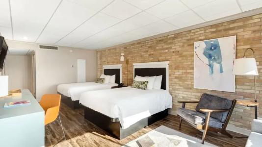 Riverwalk Plaza - 111