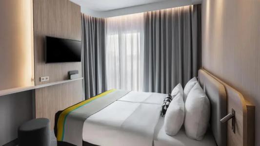 Holiday Inn Express - 5