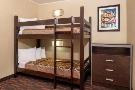Best Western Plus Raffles Inn & Suites - 53