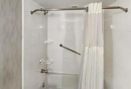 DoubleTree by Hilton Airport - 34