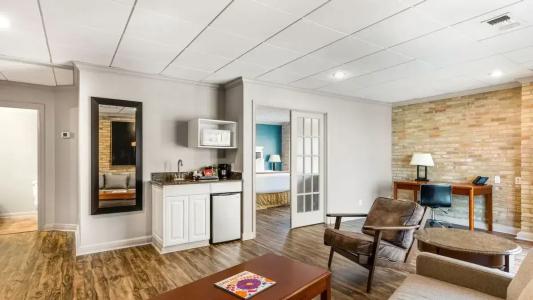 Riverwalk Plaza - 142