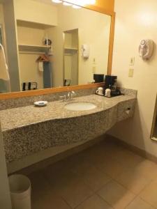 Executive Inn & Suites - 26
