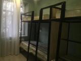 Кровать в общем номере с красивым видом из окна
