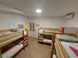 Кровать в общем номере с красивым видом из окна