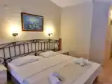 Трёхместный номер Deluxe с балконом и с видом на бассейн
