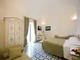 Четырёхместный номер Deluxe с балконом и с видом на море