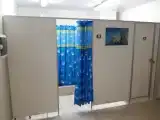 Кровать в общем номере с красивым видом из окна