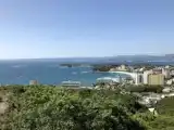 Кровать в общем номере с видом на океан