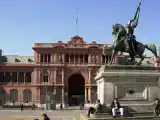 Кровать в общем номере с видом на город