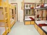 Кровать в общем номере с балконом