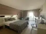 Двухместный номер Стандарт с балконом и с видом на бассейн