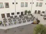Кровать в общем номере с видом на горы