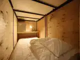 Кровать в общем номере с балконом и с видом на сад