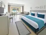 Двухместный семейный номер Deluxe с видом на бассейн