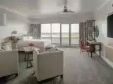 Двухместный номер Deluxe with Runway View