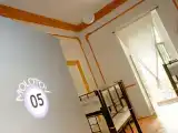 Кровать в общем номере с балконом