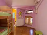 Кровать в общем номере с балконом