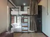Кровать в общем номере с балконом